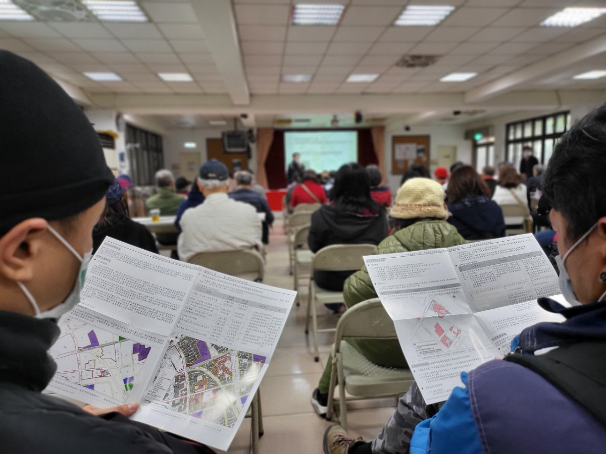 民眾會中聆聽計畫內容。 圖：新北市都更處提供