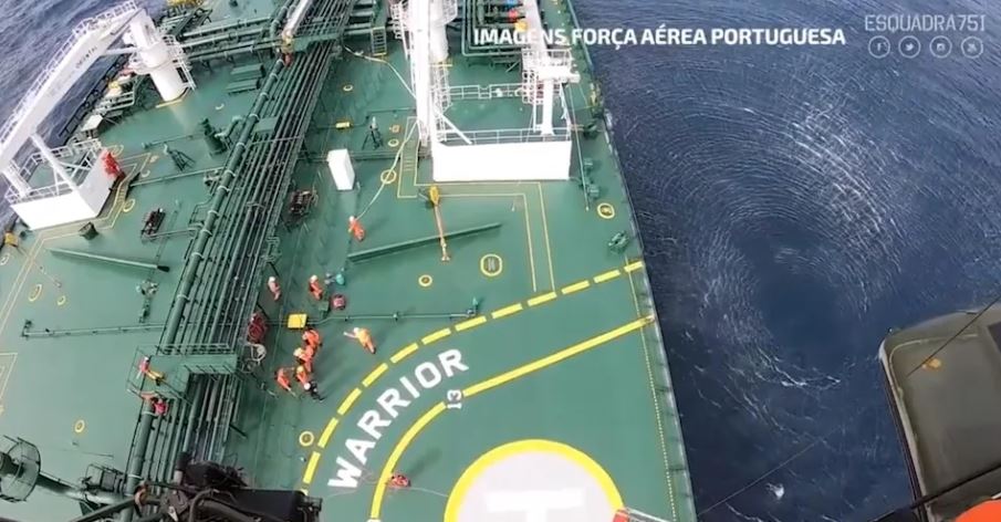 22名船員成功獲救。 圖：翻攝自葡萄牙海軍(Força Aérea)推特