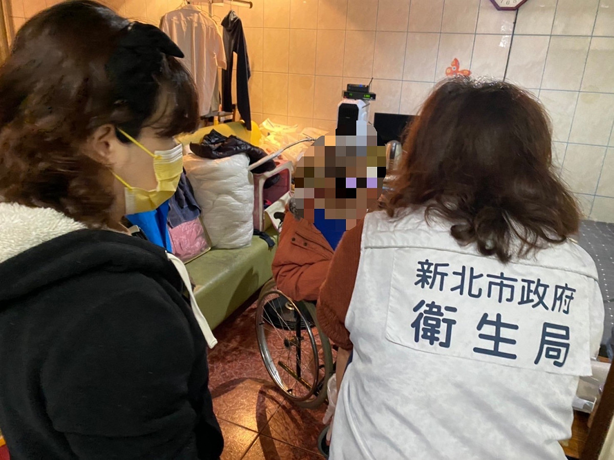 衛生局人員居家訪視關懷照管中心個案身體狀況並宣導防寒保健資訊。 圖：新北市消防局提供