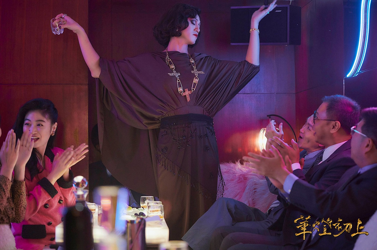 吳慷仁在《華燈初上》飾演第三性媽媽桑。 圖：取自華燈初上臉書