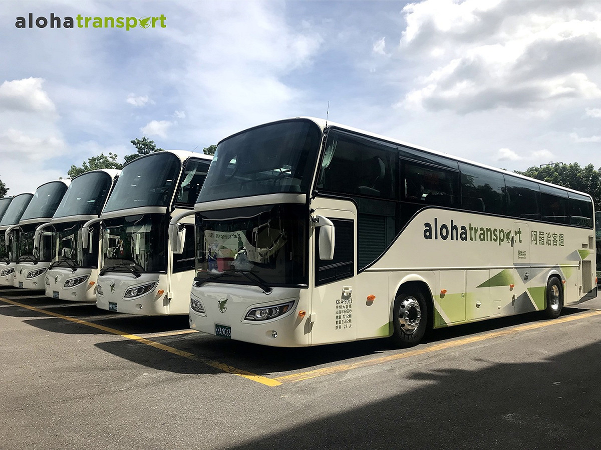 五一勞動節台鐵表定列車全面停駛，交通部公路總局調派165輛40人座大客車支援東部疏運。 圖：翻攝自阿羅哈客運臉書