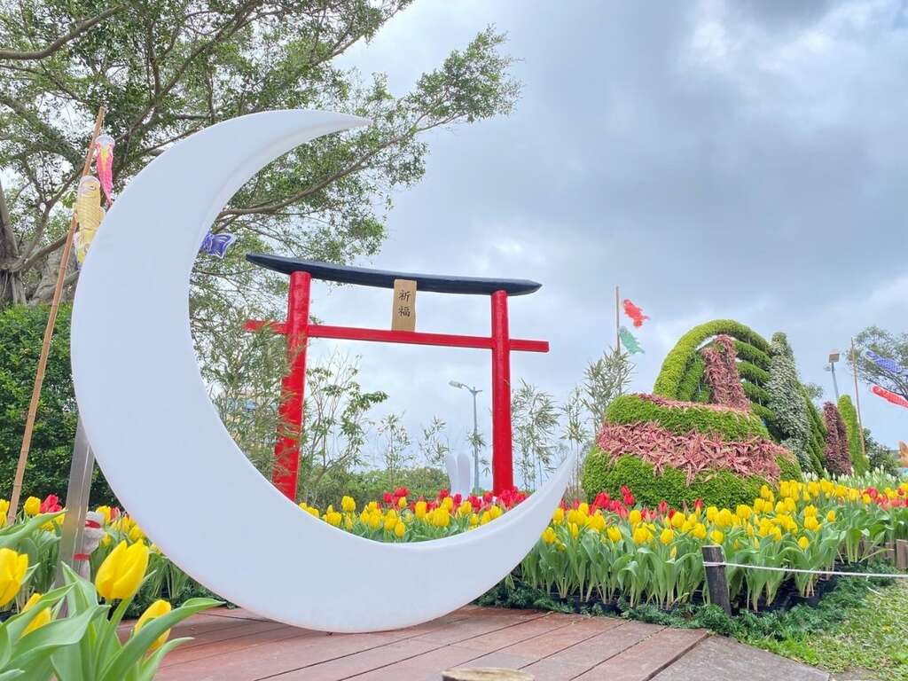 以月兔、鳥居、竹子及日本鬱金香呈現「竹取公主的夢幻世界」。 圖：台北市政府／提供
