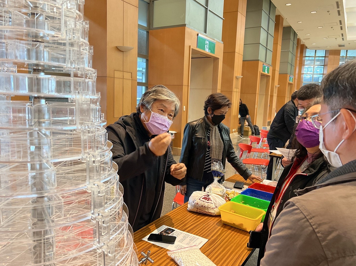 廚餘再利用設備廠商向餐廳、大賣場業者說明設備運作方式。