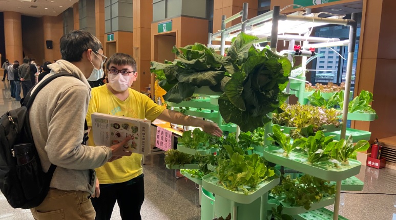 廠商向學校人員展示蚓菜共生循環設備。