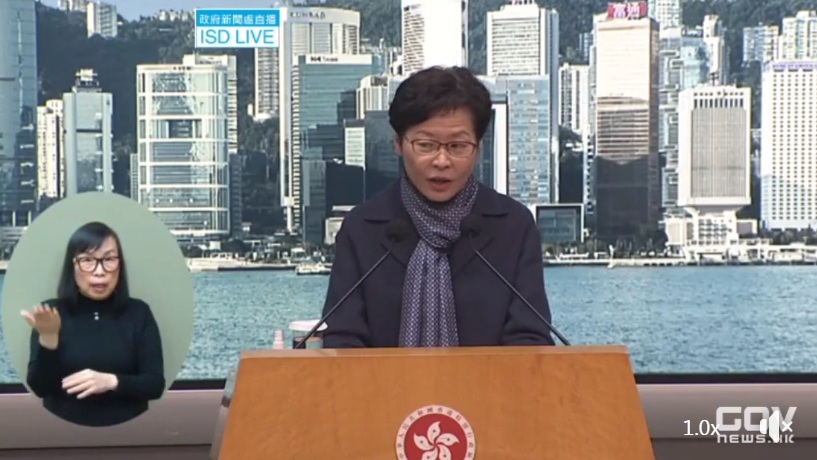 香港本土COVID-19疫情嚴峻，特首林鄭月娥宣布，原訂下月27日進行的特首選舉延後至5月8日。 圖：香港政府新聞網臉書直播截圖