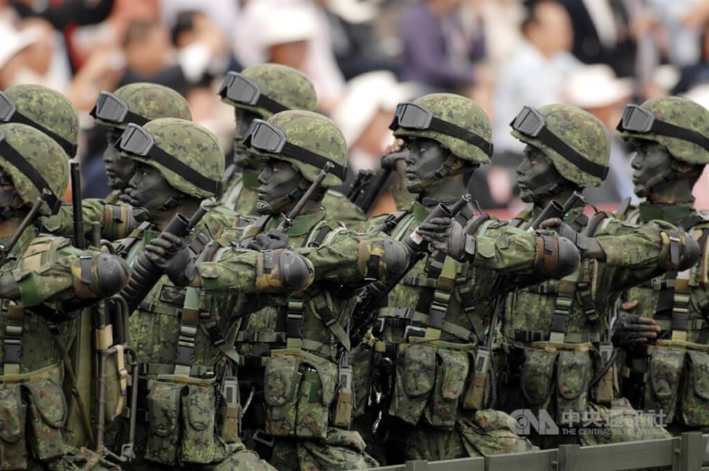陸軍特戰部隊3月15日起將以徒步、乘車並行方式，展開為期18天、457公里行軍。圖為國軍特戰部隊參與國慶。 圖/中央社檔案照片