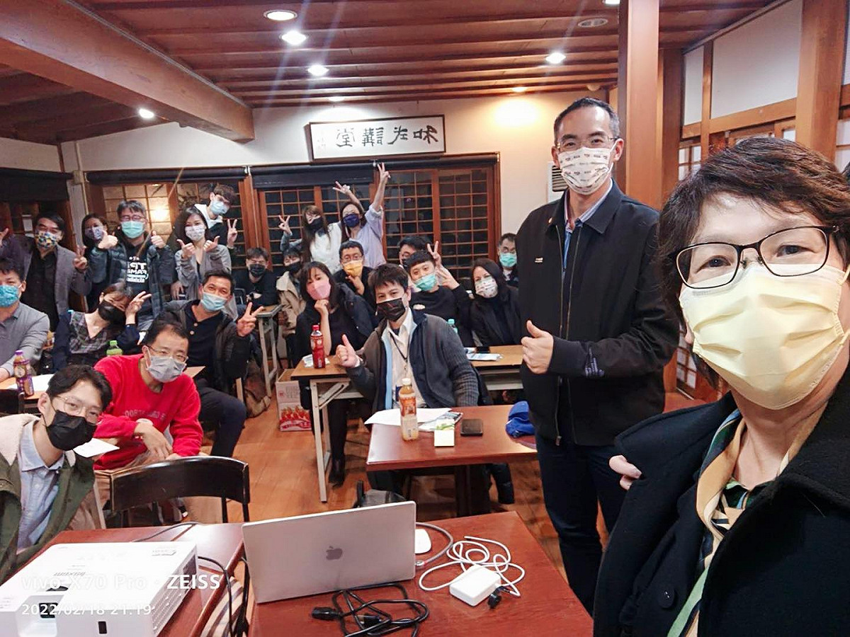 民眾黨選戰小組召集人蔡壁如昨晚邀黨代表舉行客廳座談會，表態提名風波由她一肩扛。 圖:翻攝自蔡壁如臉書