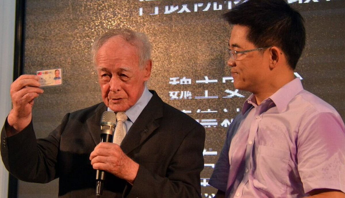 白冷會瑞士籍魏主安神父到台東已有58年，日前病逝，將長眠台東，安葬於東海岸的小馬教堂墓園。2017年內政部委託台東縣政府發給魏主安神父（左）中華民國身分證時，他開心喊出「我是正港台灣人」。 圖/中央社