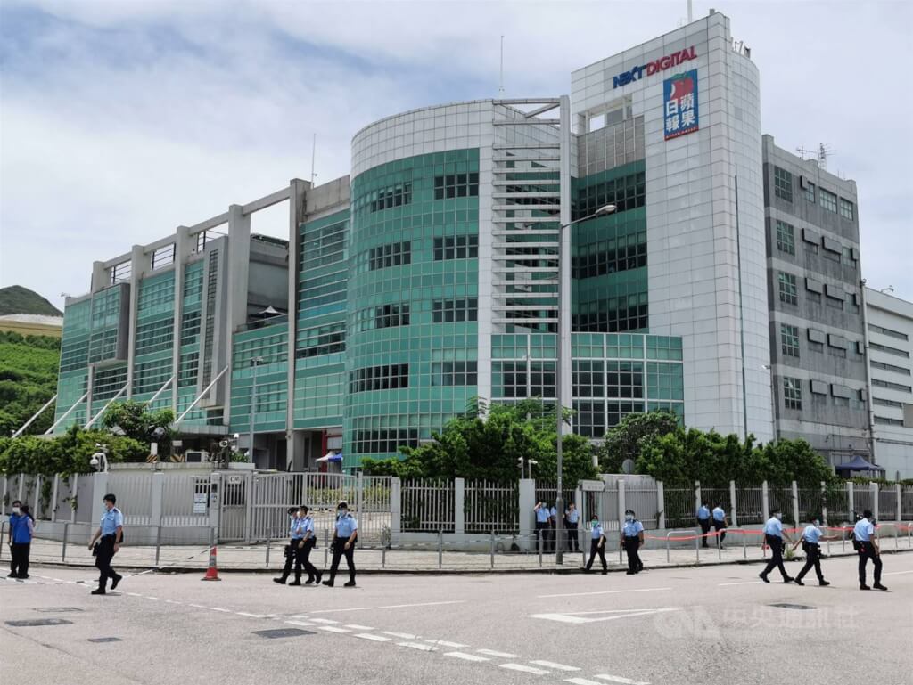 香港蘋果日報遭搜查熄燈，象徵著香港新聞自由的消失。圖為港警2020年8月10日搜查位於將軍澳的蘋果日報大樓。  圖：中央社檔案照片