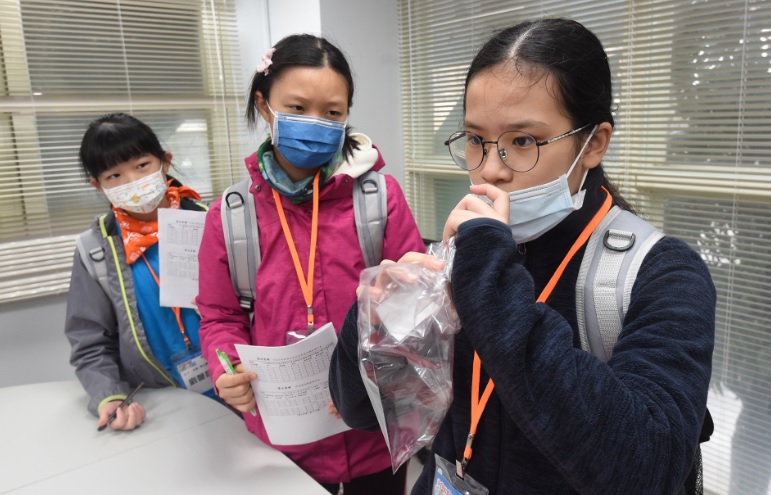 小局長們體驗嗅覺判定師平時的檢測工作。