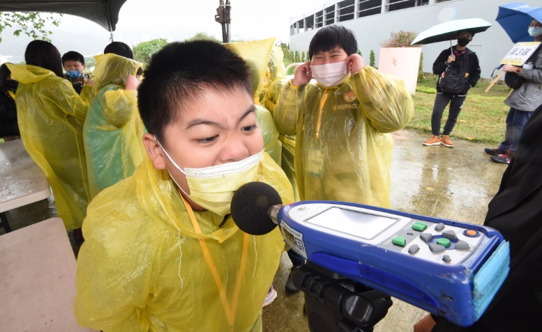 小局長體驗「噪音打擊者」，了解如何操作分貝計。