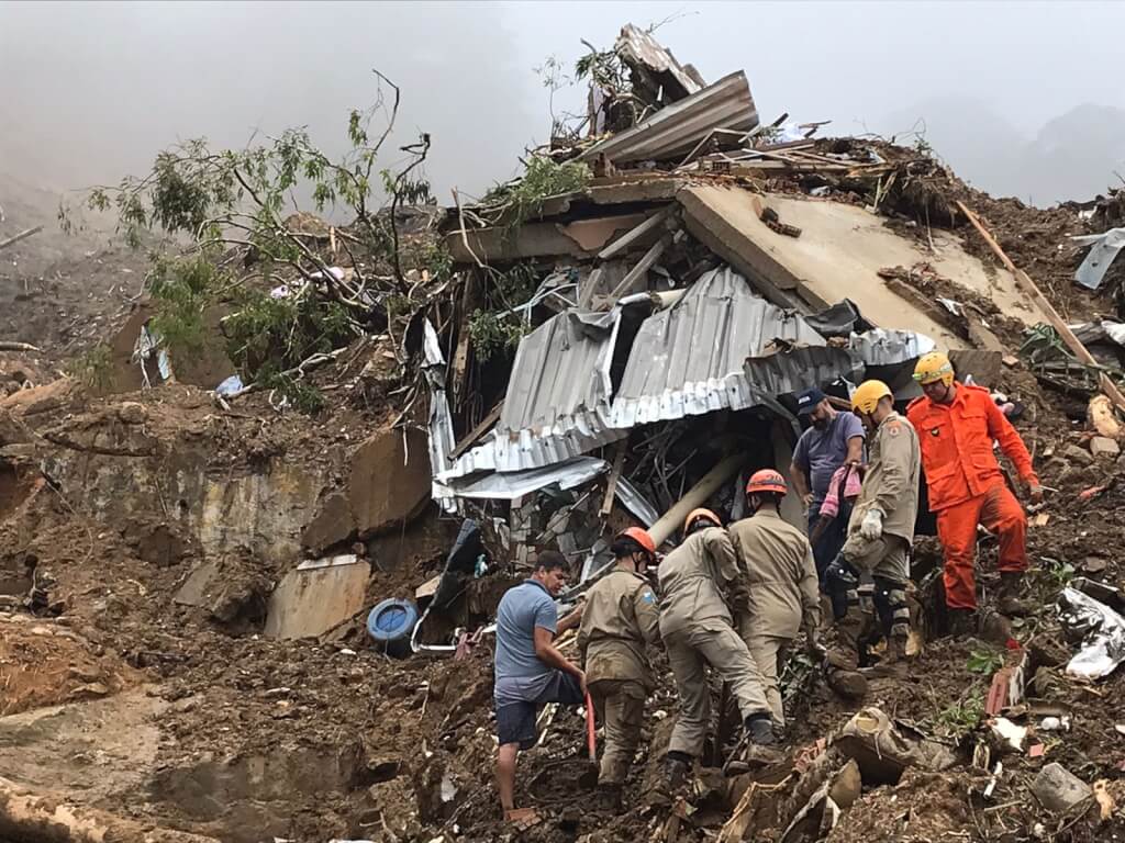 巴西里約熱內盧州山城貝德羅保利斯15日遭暴雨侵襲引發洪水和土石流災害。 （圖取自twitter.com/cbmerjoficial）