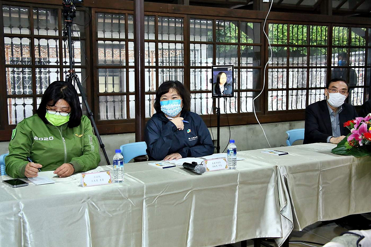 嘉義市長黃敏惠、立法委員王美惠、法務部長蔡清祥與政務委員唐鳳透過視訊方式，一起參與嘉義舊監協作會議。 圖：嘉義市政府/提供