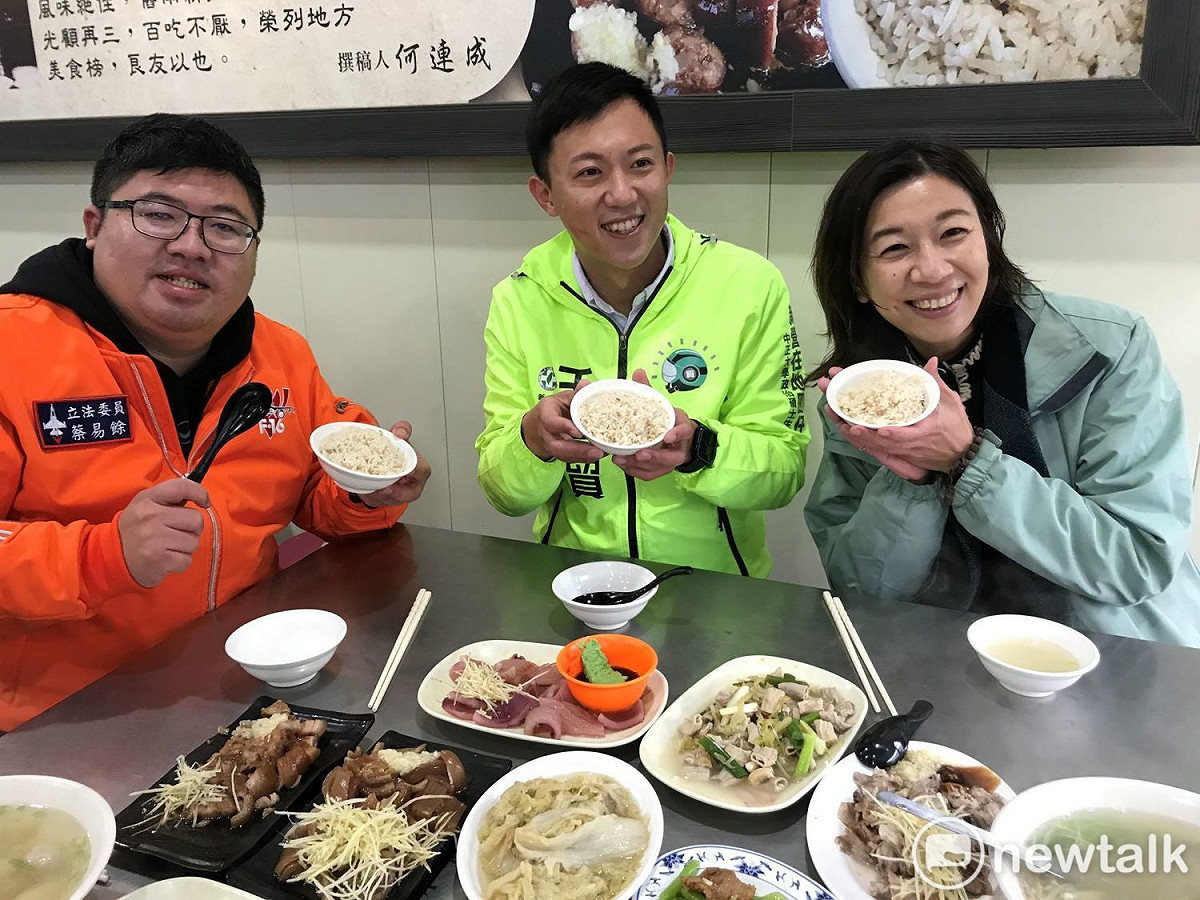 剛當選台中第二選區立法委員的林靜儀和立委蔡易餘、民進黨台南市議員參選人王宣貿同赴台南鹽水吃「豬頭飯」。第一次品嚐豬頭飯的林靜儀說：「豬頭原來那麼好用，很多都市人都不知道。」 圖：王宣貿提供
