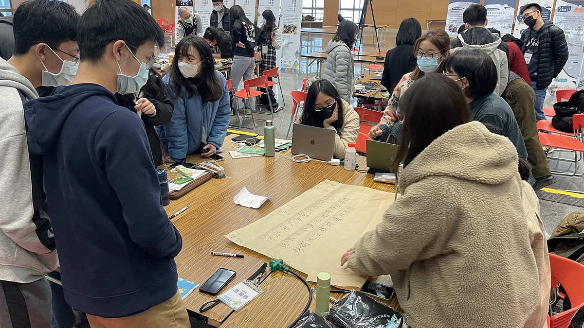 「濕地社會設計競賽」提供一個理想實踐的實驗平台，透過專家短講、隊輔老師引導、跨領域合作討論，嘗試用社會設計的方式發想優化環境的公共議題。 圖：新北市水利局提供