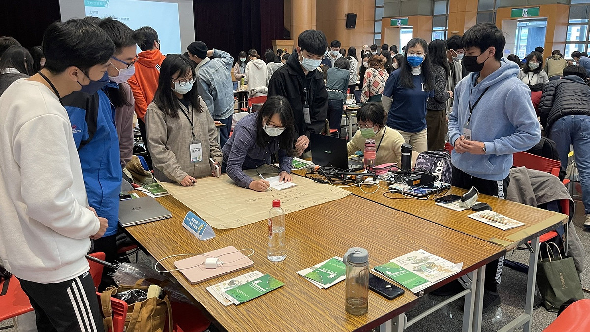 參賽者2天絞盡腦汁不斷腦力激盪創造方案。 圖：新北市水利局提供