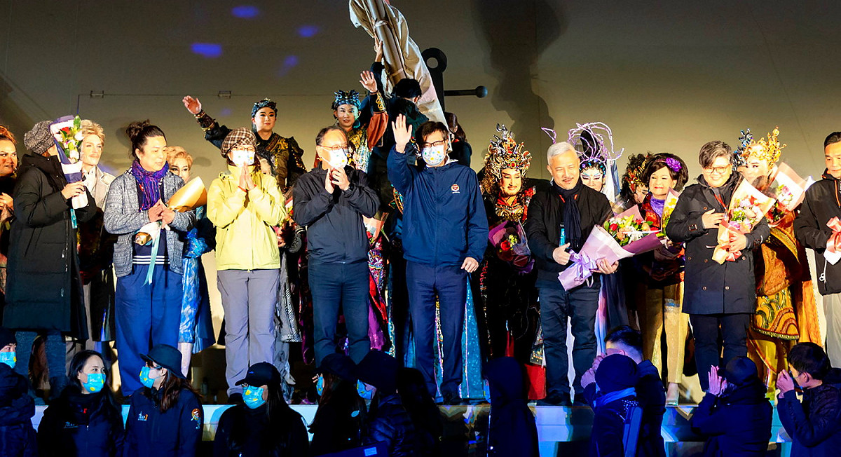 陳其邁(中右)登台獻花感謝團隊演出。 圖：高雄市政府提供