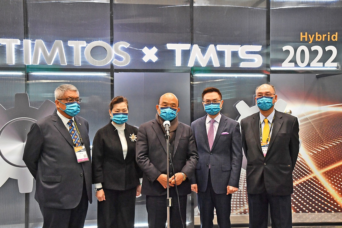 行政院長蘇貞昌21日上午出席在台北南港展覽館1館舉行的「TIMTOS x TMTS 2022工具機聯展 虛實整合Hybrid開幕典禮」，並於活動前接受媒體訪問。 圖：行政院提供