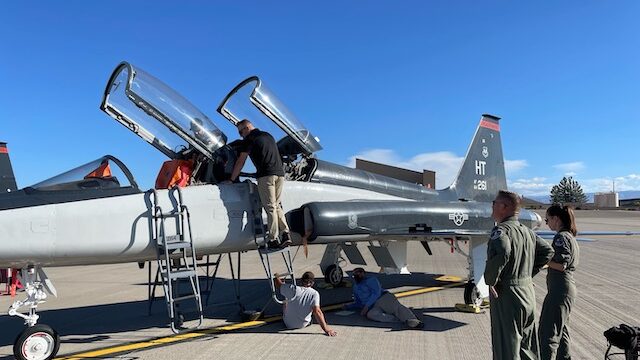 Red 6 在美國空軍 T-38 上進行AR系統的改裝工作。 圖:翻攝自Red 6官網