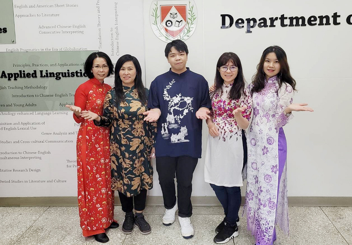 劉德曜在越南結識不少當地朋友並精進自身越語能力。 圖：移民署提供