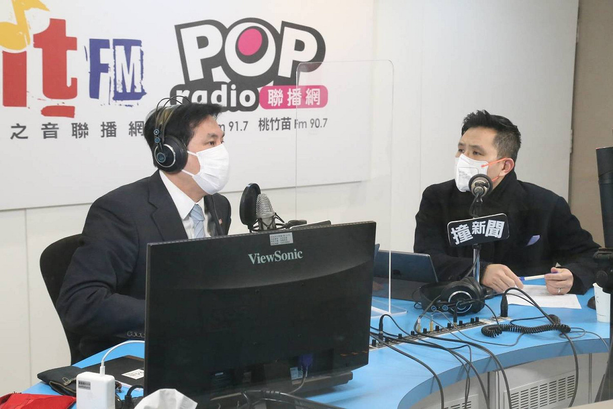 國民黨立委陳以信（右）接受黃暐瀚專訪。 圖：《POP撞新聞》／提供