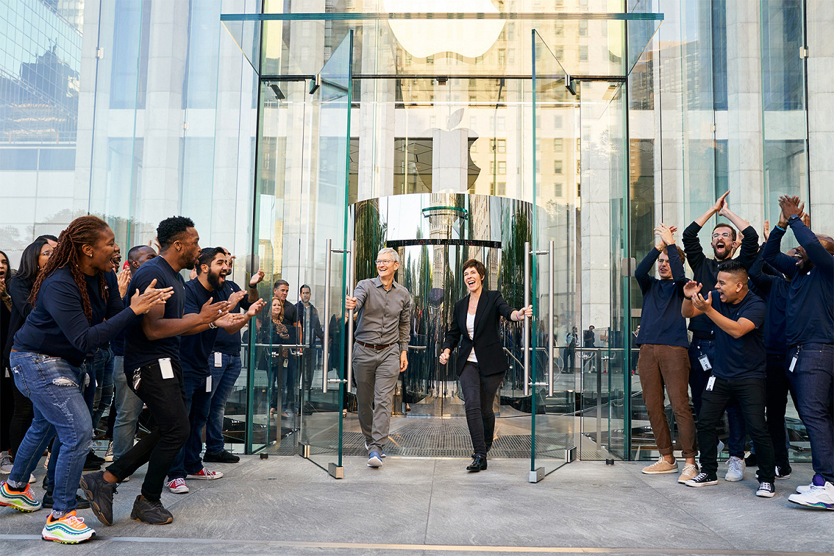 美國Apple Store準備建立工會，抗議薪資問題。(示意圖：蘋果紐約直營店開幕) 圖：取自蘋果官網