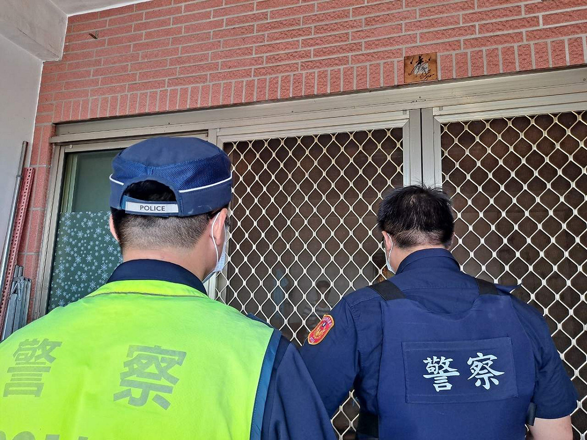嘉義縣警方會同衛生局在民宅查獲執行牙醫業務的密醫。 圖：嘉義縣政府/提供