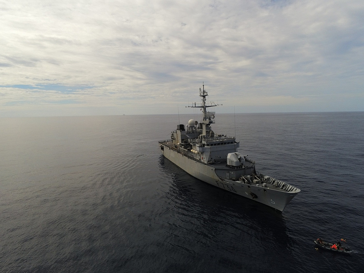 法國海軍巡防艦「葡月號(Vendemiaire F-734)」在南海故障，派出潛水人員進行檢視修復。 圖：翻攝ALPACI - France Pacific Command推特