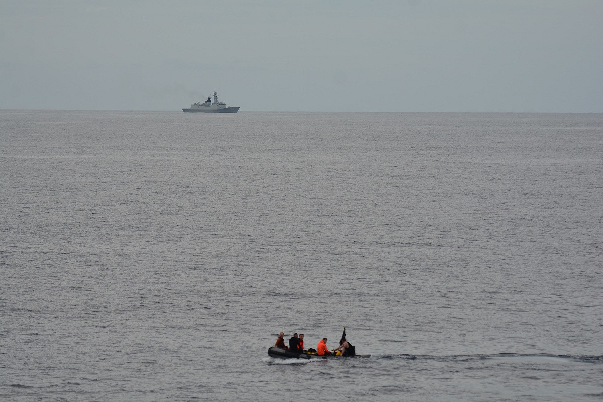 法國海軍巡防艦「葡月號」在南海故障，修復期間解放軍「054A」飛彈護衛艦在旁監控。 圖：翻攝ALPACI - France Pacific Command推特