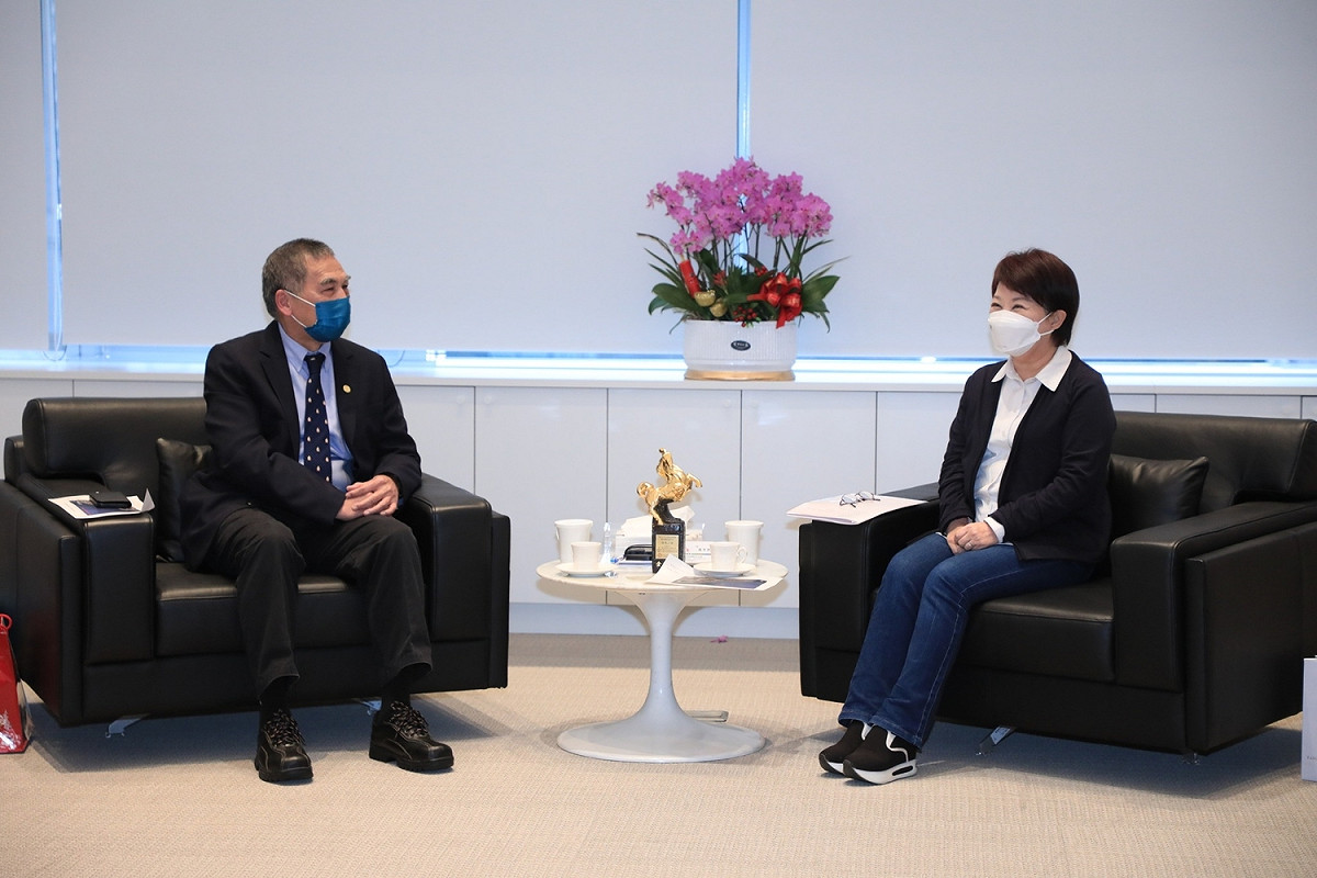 中油代董事長兼總經理李順欽(左)率隊至拜訪台中市長盧秀燕。 圖 : 台中市政府/提供