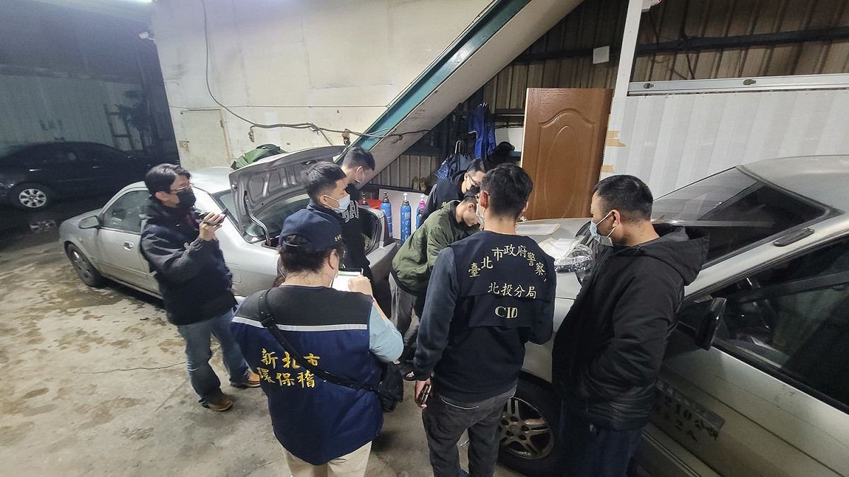 環警聯手偵訊3名嫌犯，確認身分及笑氣數量。