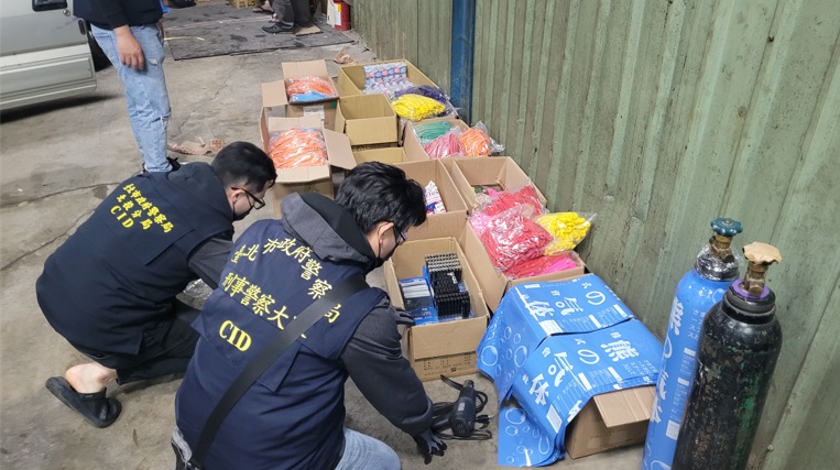 現場亦查獲大量氣球、濾嘴、打火機，業者甚至免費出租氣氛燈模擬夜店情境助興。