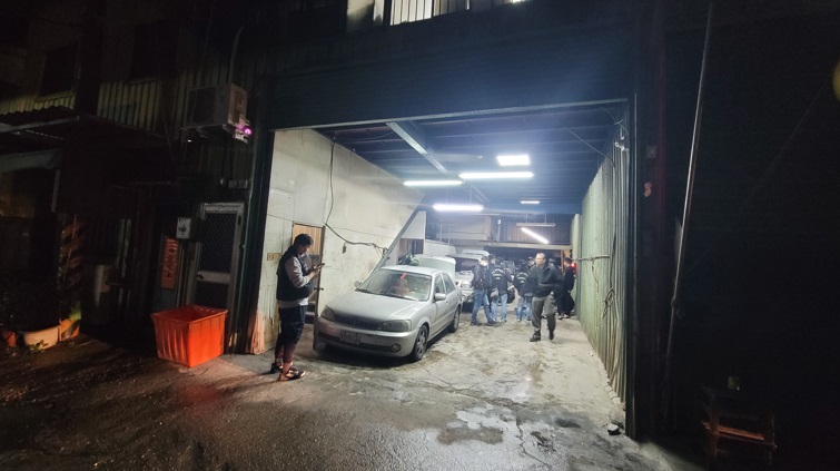 環保局18日晚間與台北市警察局合作，再於板橋區一處鐵皮屋內查獲大型笑氣轉運站。