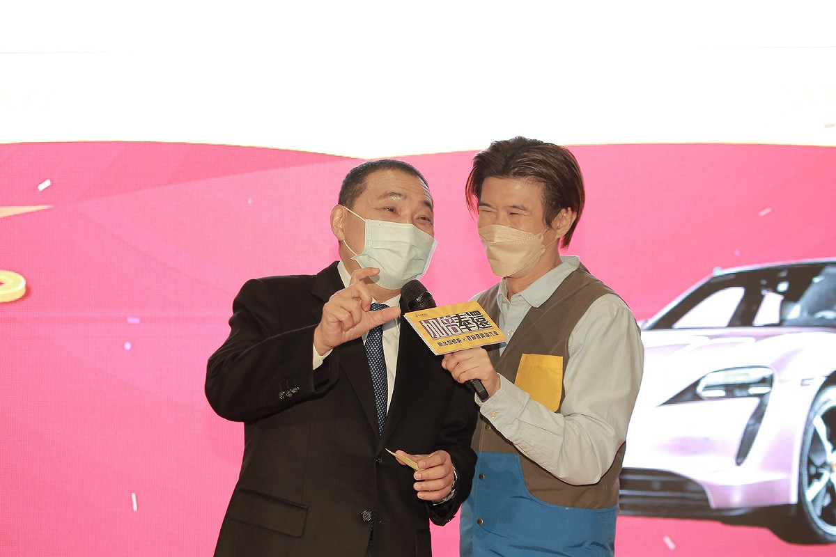 新北市長侯友宜親自抽出保時捷電動車Taycan得獎名單，並現場Call out給幸運得主。 圖：新北市經發局提供