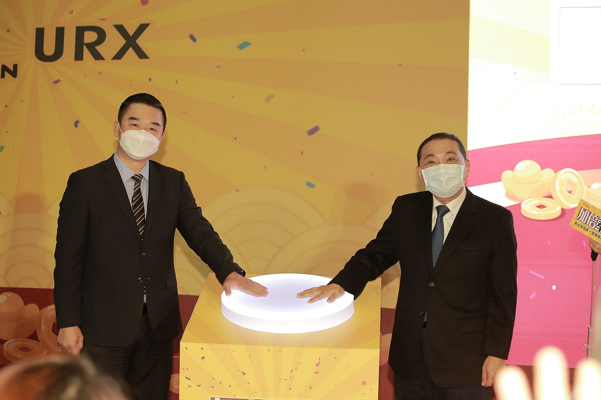 新北市長侯友宜(右)與裕隆集團納智捷汽車副總經理曾仕豪，攜手抽出Luxgen URX七人旗艦款精裝版得主。 圖：新北市經發局提供