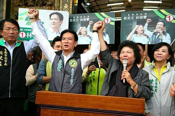 對2位民眾黨女參選人「大菊為重」的發言不當，民進黨立委林俊憲PO出陳菊站台助選照片，認為「能夠毫無顧忌的辱罵菊姐，恰好正是在幫這些前輩證明他們的偉大之處」。 圖：翻攝林俊憲臉書