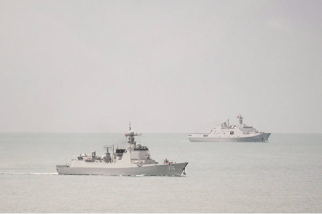 2月18日，一艘解放軍旅洋級導彈驅逐艦（左）在一艘玉洲級兩棲登陸艦（右）的隨伴下，離開托雷斯海峽，進入珊瑚海水域。 圖 : 翻攝自澳洲國防部