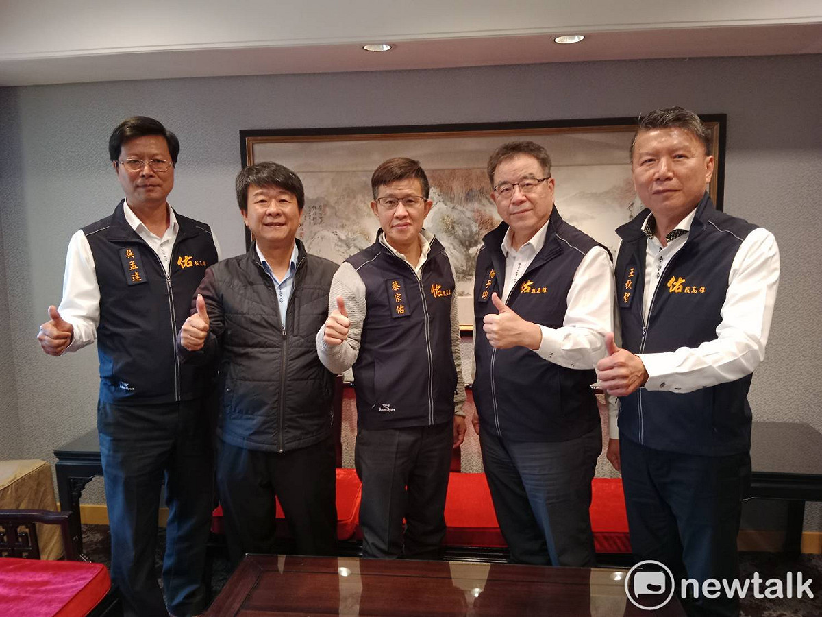 蔡宗佑（中）與他的競服務團隊。 圖：孫家銘攝