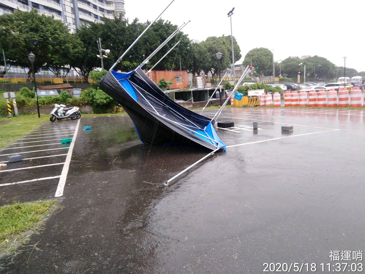 灘地因位處河岸區風力遠大於市區，致使提供民眾休憩的活動式帳棚易折損。 圖：新北市水利局提供