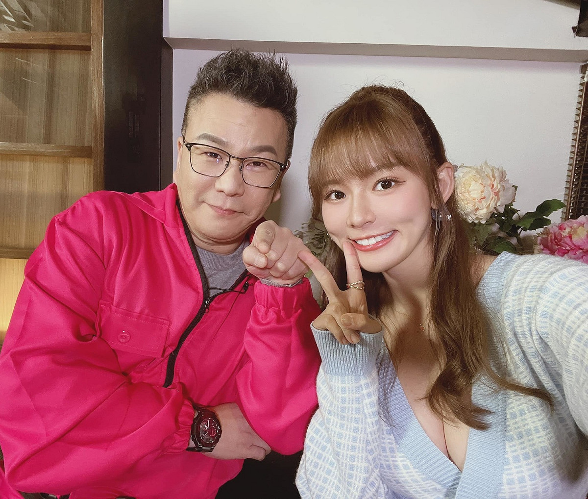 林莎曬出一張和沈玉琳的收工合照，「超低胸上衣」吸引大批網友目光。 圖：翻攝自林莎臉書