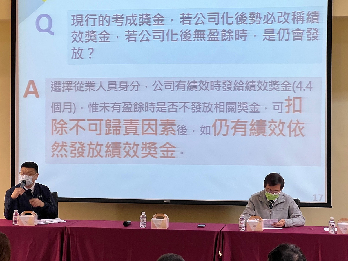 台鐵局長杜微（左）、交通部長王國材（右）。 圖：交通部／提供