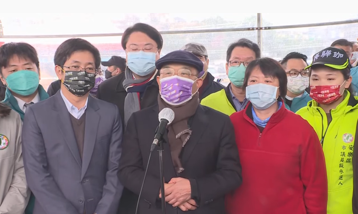 行政院長蘇貞昌今（22）天特別到基隆視察「基隆捷運計畫」，並當場宣布定案。 圖：擷自直播畫面