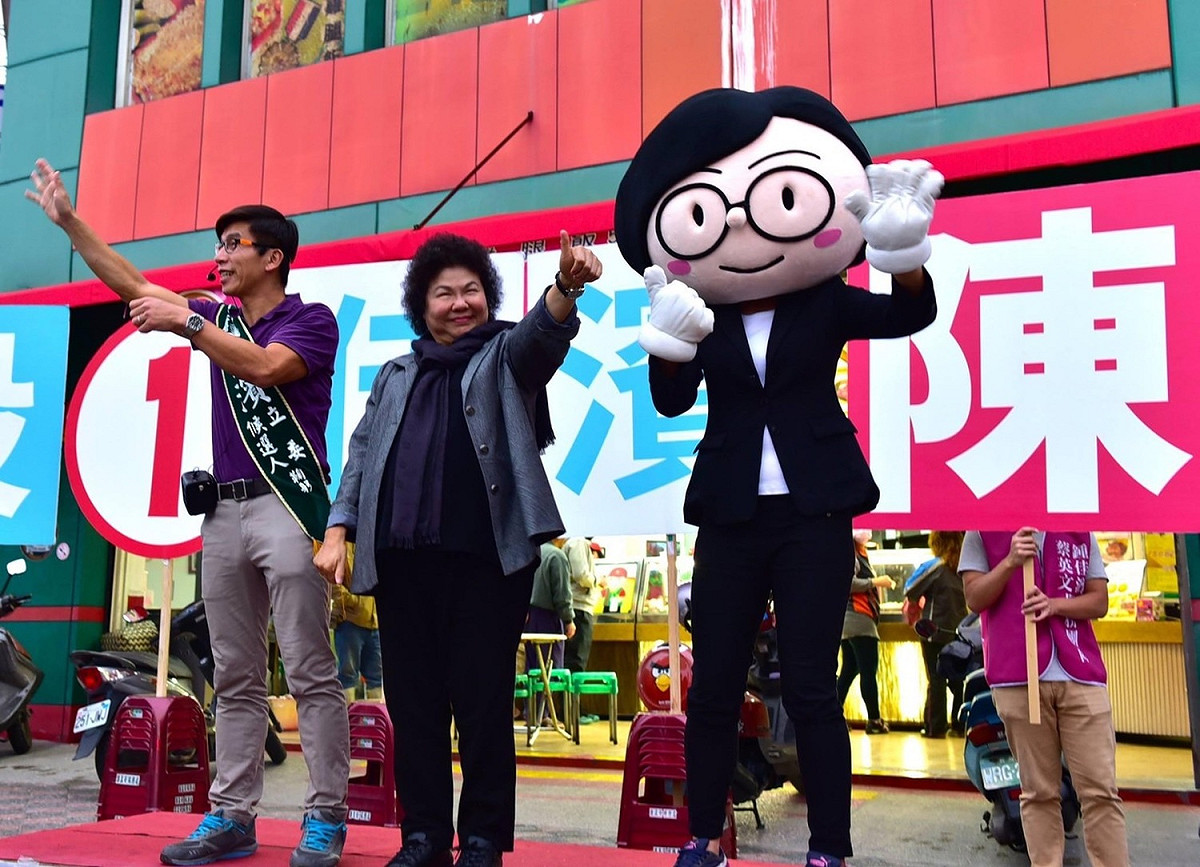 鍾佳濱說，感謝陳菊提攜後輩，曾替他拉票。 圖:鍾佳濱辦公室提供
