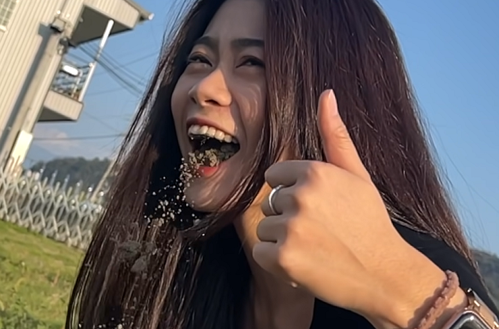 松鼠學妹在影片中上演「吃土」戲碼。 圖：翻攝自YouTube/J-Bao賤葆