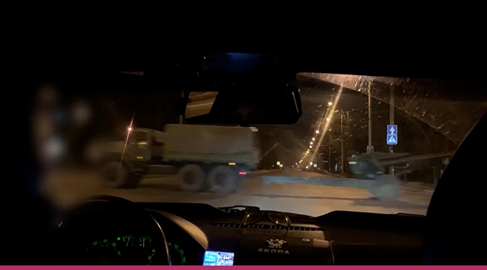 目擊者拍到拉著大砲的軍事車隊穿過頓內次克市區。 圖 : 翻攝自環球網