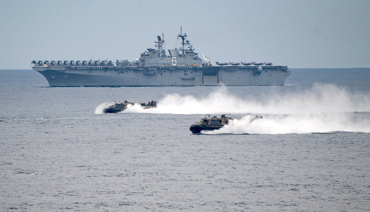 美軍兩棲突擊艦「美利堅號(LHA-6)」與陸戰隊遠征部隊海上操演。 圖：翻攝US Navy