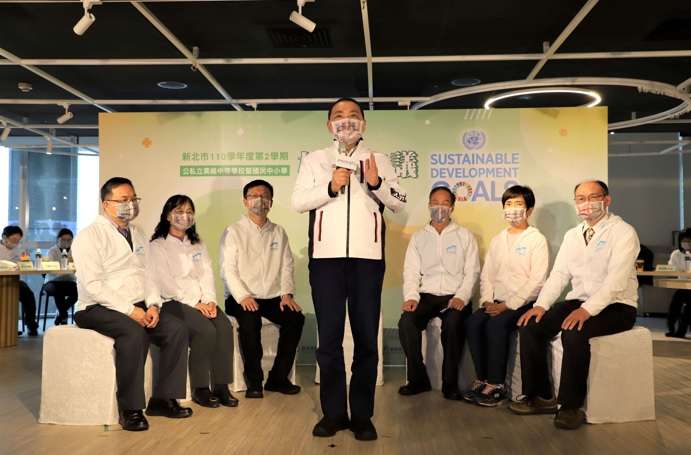 侯友宜表示，新北發布全國第一本教育版VLR，期勉教育夥伴將永續理念扎根於校園。 圖：新北市教育局提供