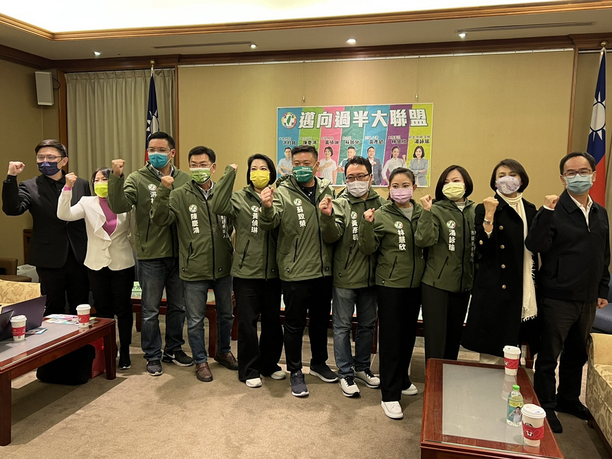 高雄7名新科市議員參選人共同組成「邁向過半大聯盟」。 圖:陳佩君/攝