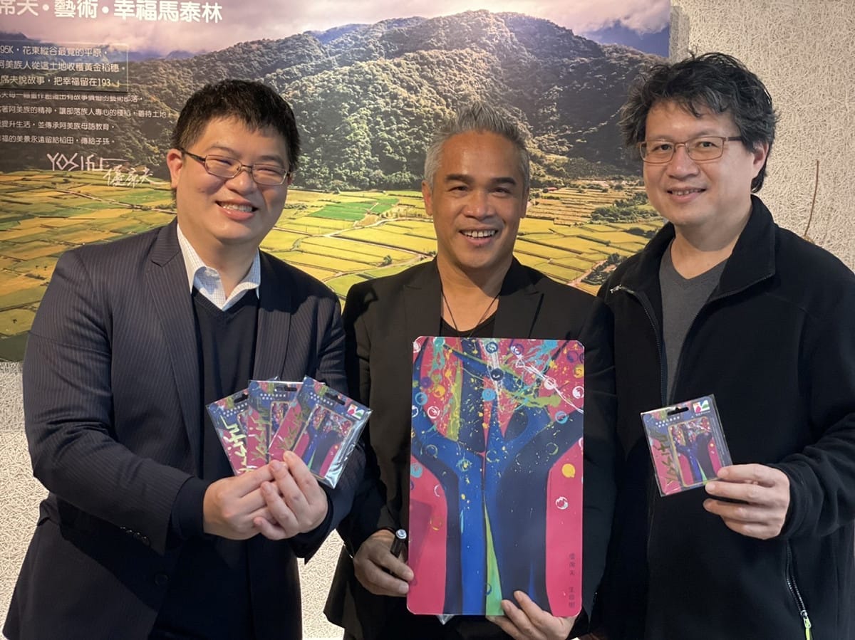 悠遊卡公司與阿美族藝術家優席夫（圖中）攜手合作，推出「優席夫生命樹」限量悠遊卡。（圖左為悠遊卡公司總經理邱昱凱、圖右為阿美族影像藝術工作者馬躍．比吼） 圖：悠遊卡公司提供