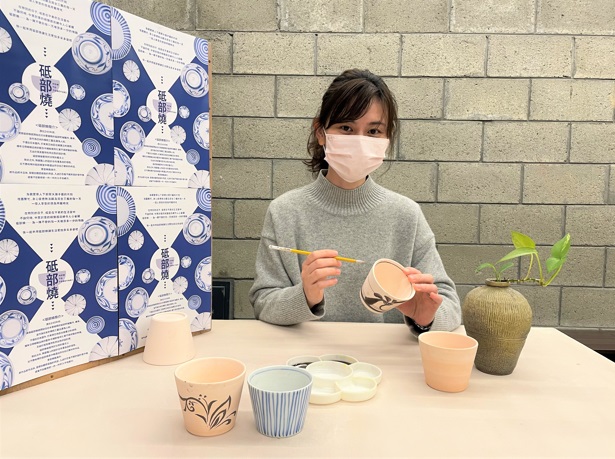 「砥部燒釉下彩繪」視訊工作坊，民眾不需出國，就能體驗學習日本陶藝文化「砥部燒」的樂趣。 圖：鶯歌陶瓷博物館提供